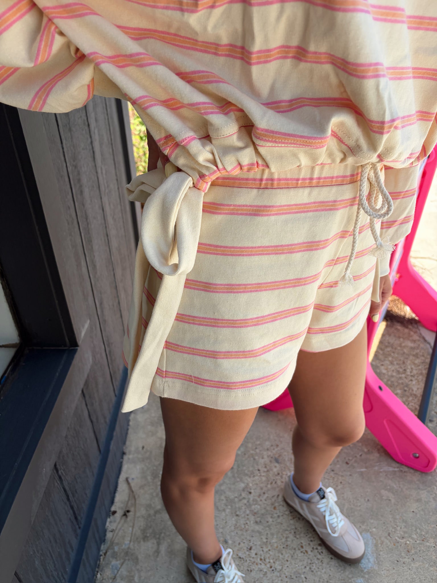 en saison drawstring short in natural coral and pink