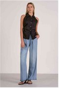 elan collar sleeveless top in black